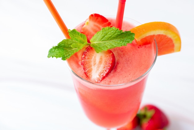 Gezonde smoothie van het aardbeifruit drink in het glas