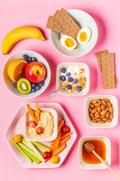 Gezonde snack op een pastelkleurige achtergrond, bovenaanzicht.