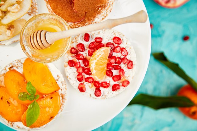 Gezonde snack van het rijst de Scherpe brood met tropisch fruit