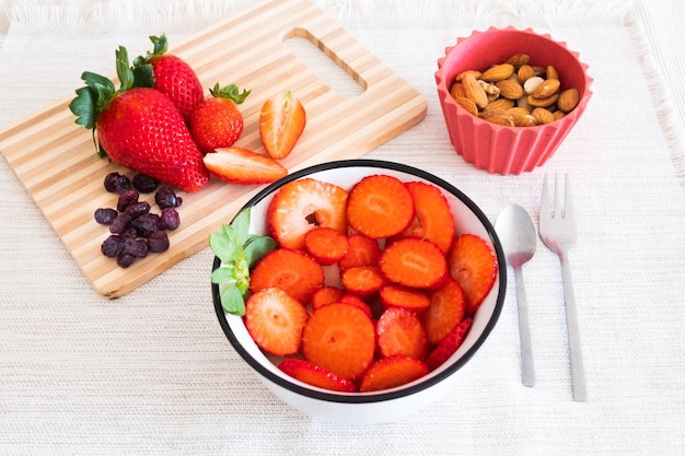 Gezonde snack voor voeding met vers fruit zoals aardbeien, amandelen en bessen Gezond eten