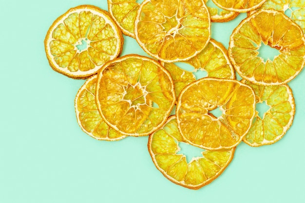 Gezonde snack Zelfgemaakte gedehydrateerde fruitchips van mandarijn