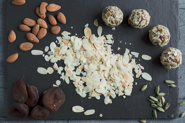 gezonde snoepjes van gedroogde vruchten en notenchocolade op een dienblad met ingrediënten