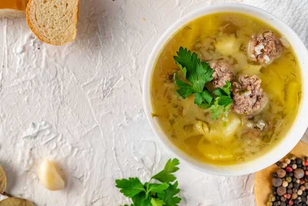 Gezonde soep die voor dinermaaltijd op wit eten