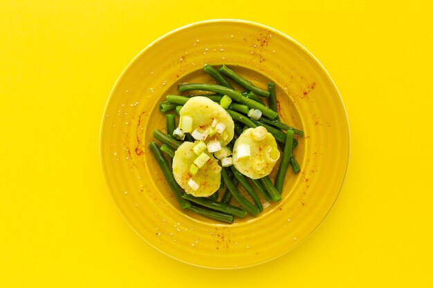 Gezonde sperziebonen met aardappelen, paprika en uien