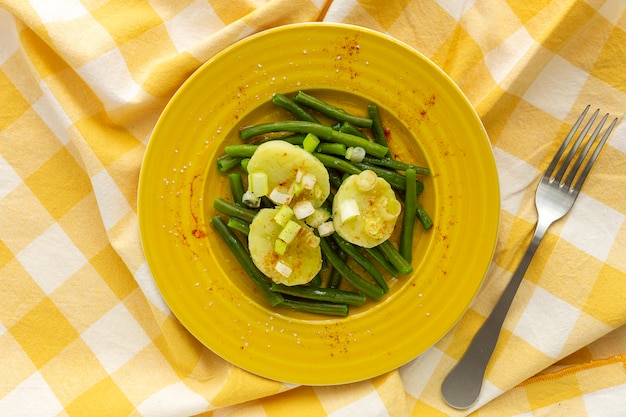 Gezonde sperziebonen met aardappelen, paprika en uien