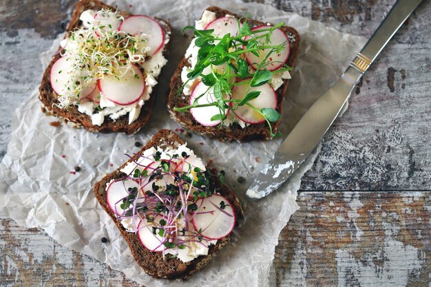 Gezonde toast met microgreens en radijsjes