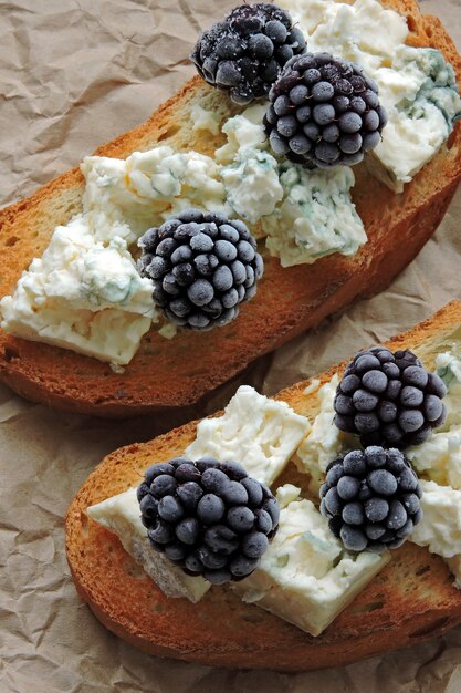 Gezonde toast met roomkaas en bramen. Toastjes met kaasbessen. Keto-snack.