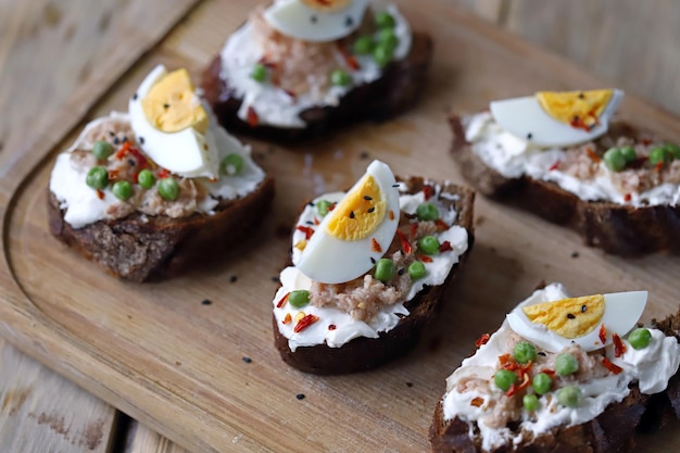 Gezonde toast met roomkaas tonijn en ei