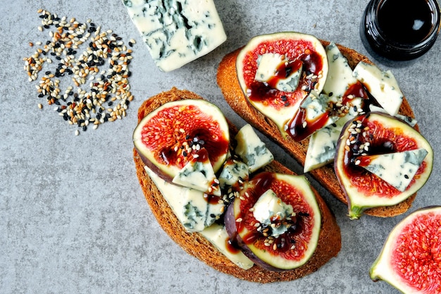 Gezonde toast met vijgen en blauwe kaas.