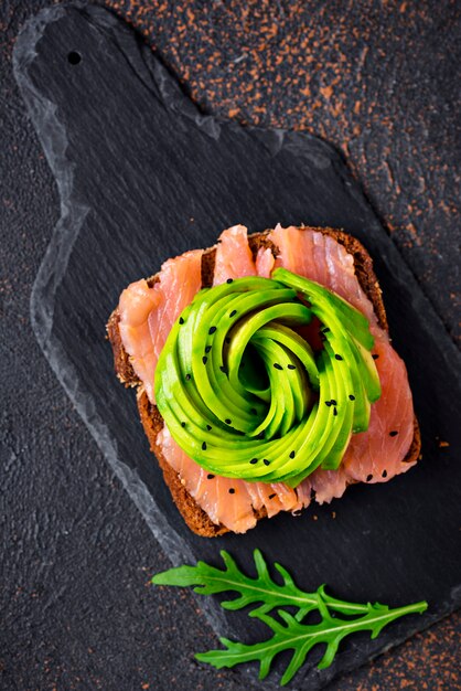 Gezonde toast met zalm en avocado roos