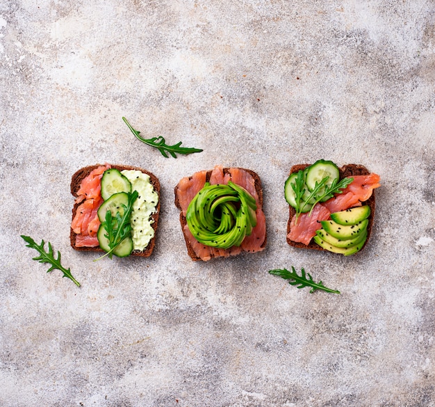 Gezonde toast met zalm en avocado roos