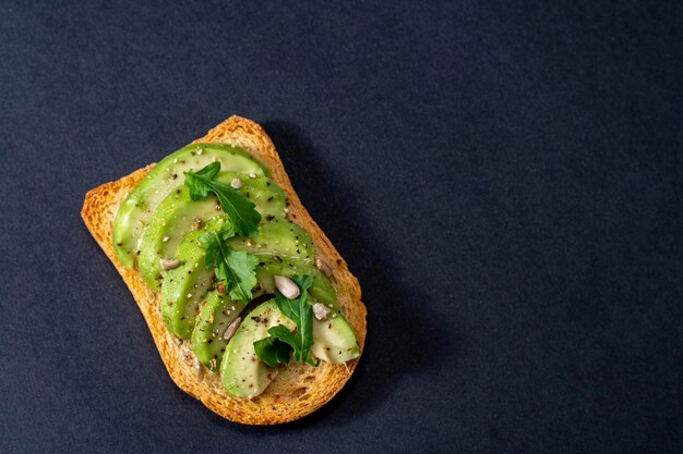 Gezonde toast met zalm en avocado