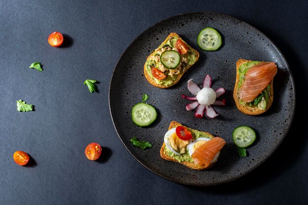 Gezonde toast met zalm en avocado