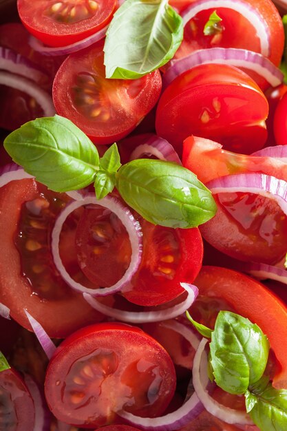 Gezonde tomatensalade met ui, basilicum, olijfolie en balsamico-azijn