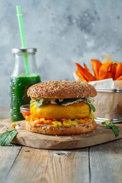 Foto gezonde vegan burger met verse groenten.