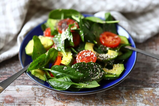 Gezonde vegan salade met avocado en chiazaad.