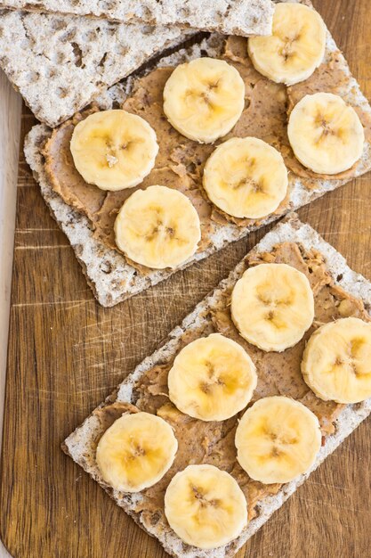 Gezonde veganist stevige pindakaas en banaansandwich met Zweeds volkoren knäckebrood