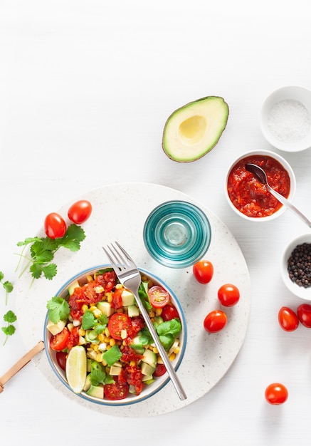 Gezonde veganistische avocado suikermaïssalade