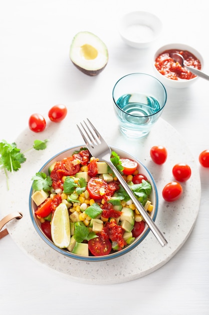 Gezonde veganistische avocado suikermaïssalade