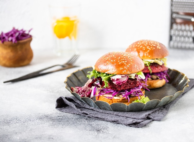 Gezonde veganistische bietenburgers met rode kool en sla