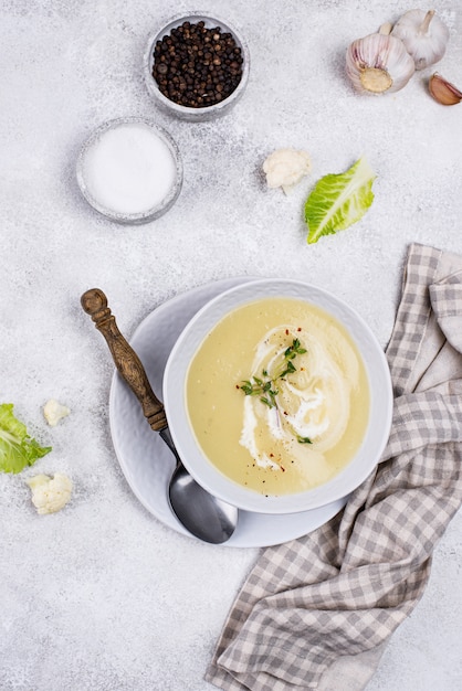 Gezonde veganistische bloemkoolroomsoep