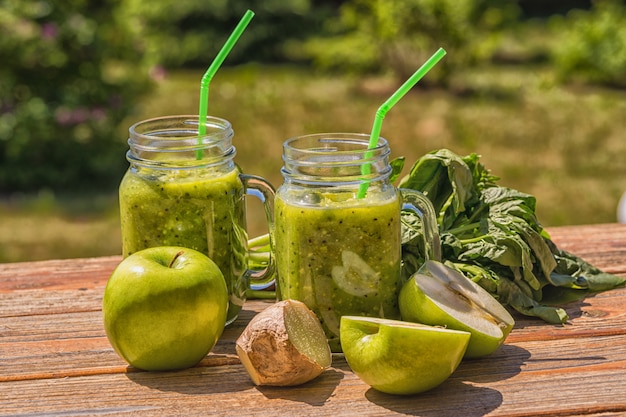 Gezonde veganistische groene smoothie