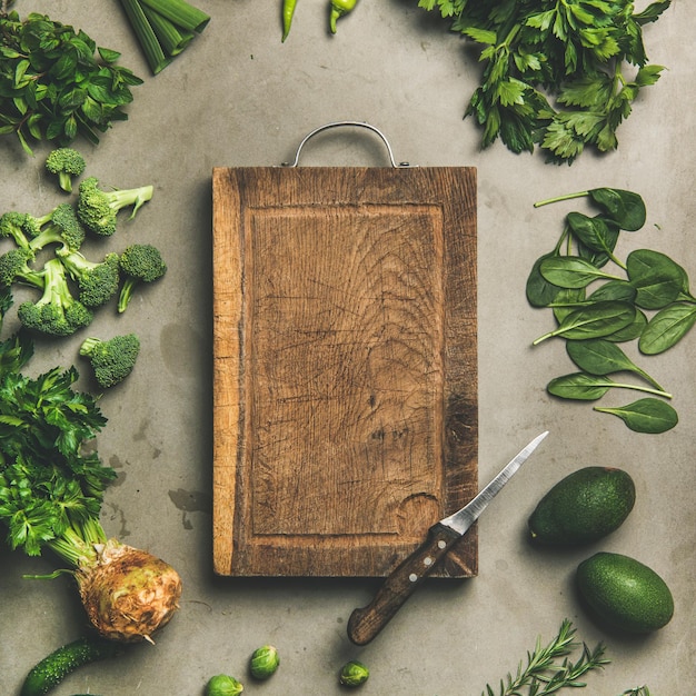 Gezonde veganistische ingrediënten en een houten bord in het middelste vierkant gewas