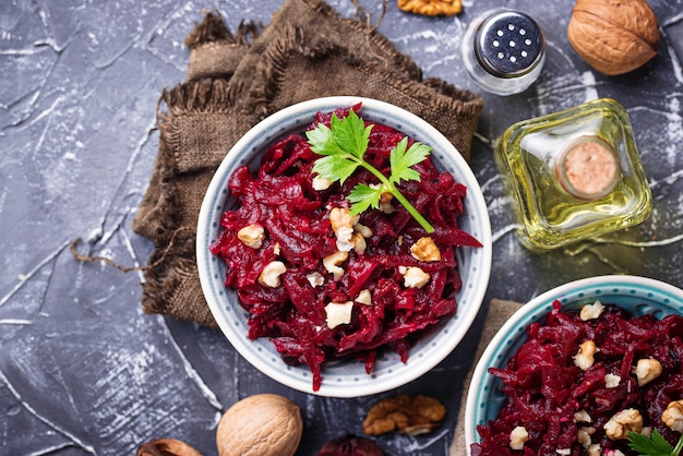 Gezonde veganistische rode biet salade met walnoten