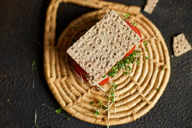 Gezonde veganistische sandwich met knapperige roggebroodtomaat en microgreens