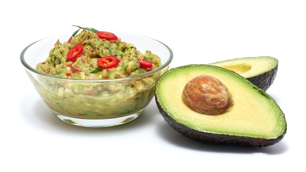 Gezonde vegetarische biologische guacamole Mexicaanse dipsaus geserveerd in glazen kom geïsoleerd op witte achtergrond