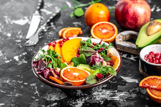 Gezonde vegetarische buddha bowl-salade met fruit, groente en zaden.