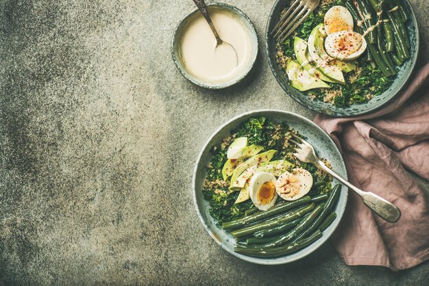 Gezonde vegetarische eiwitrijke ontbijtkommen kopiëren ruimte