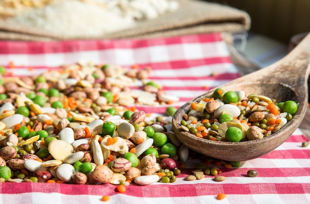 Foto gezonde vegetarische natuurlijke raw food peulvruchten ongekookt