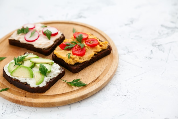 Gezonde vegetarische roggebrood toasts