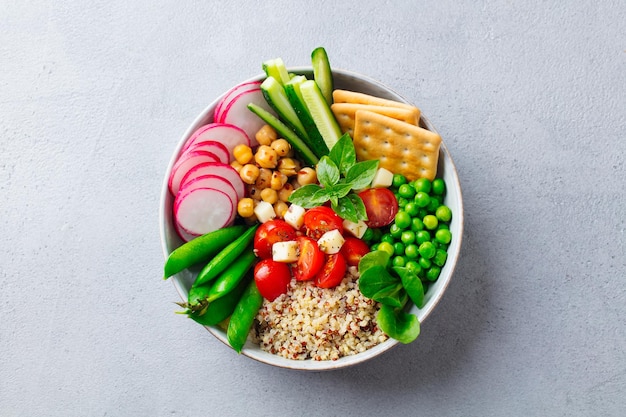 Gezonde vegetarische salade Boeddha kom Grijze stenen achtergrond Bovenaanzicht Close-up