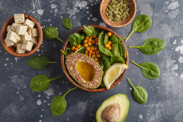 Gezonde vegetarische salade met tofu, kikkererwten, avocado en zonnebloempitten.