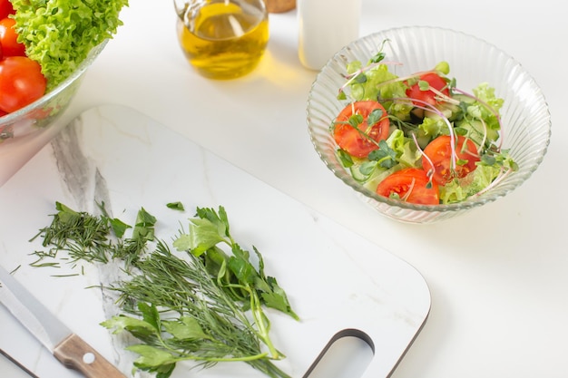 Gezonde vegetarische salade op witte tafel