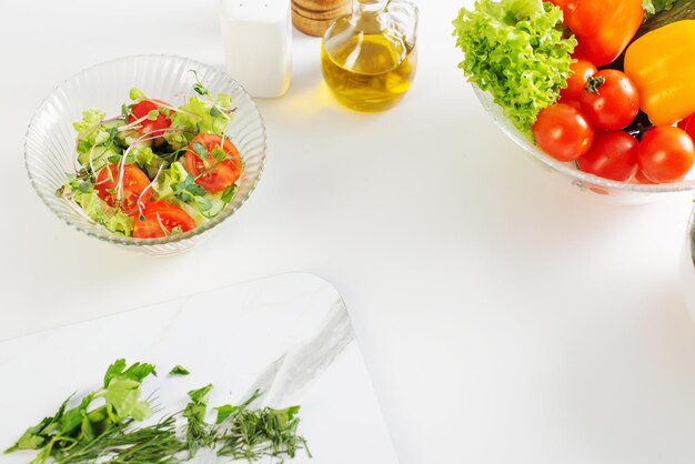 Gezonde vegetarische salade op witte tafel