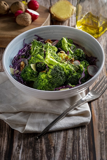 Gezonde vegetarische salade van gestoomde broccoli, verse radijs, walnoten, rode kool