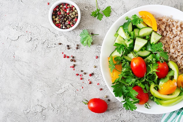 Gezonde vegetarische salade van verse groenten