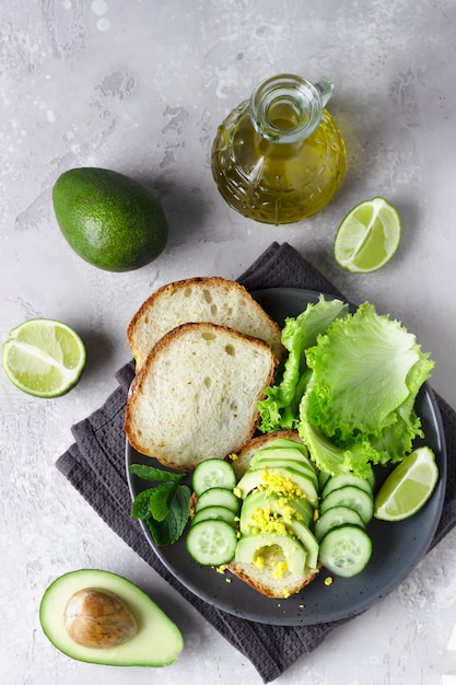 Gezonde vegetarische sandwich zonder kneed zelfgebakken brood, avocado en komkommers