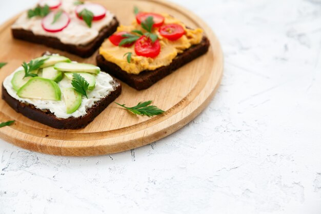 Gezonde vegetarische toast