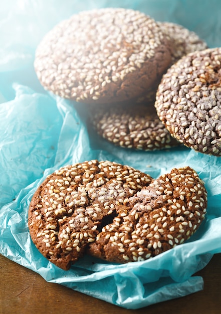 Gezonde vers gebakken koekjes met sesam