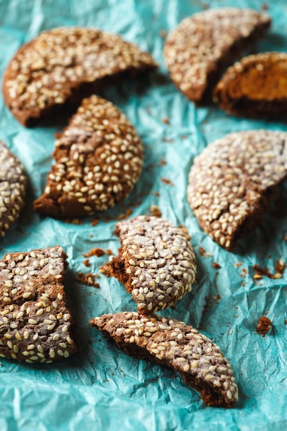 Gezonde vers gebakken koekjes met sesam