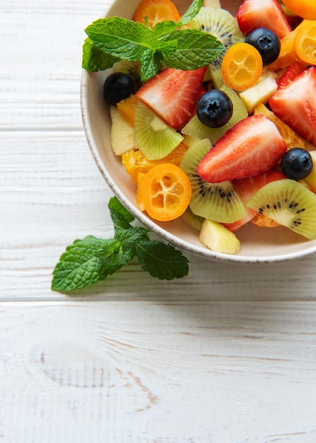 Gezonde verse fruitsalade in een kom