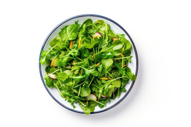 Gezonde verse groene salade plaat van bovenaf geschoten op witte achtergrond