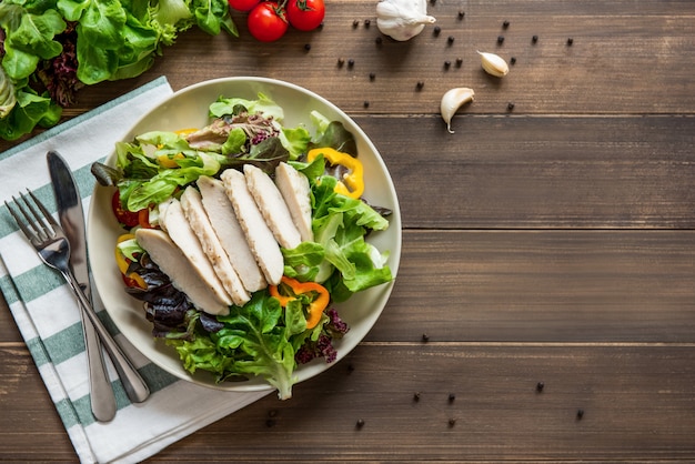 Gezonde verse groentesalade met skinless gekookte kippenborst, hoogste mening