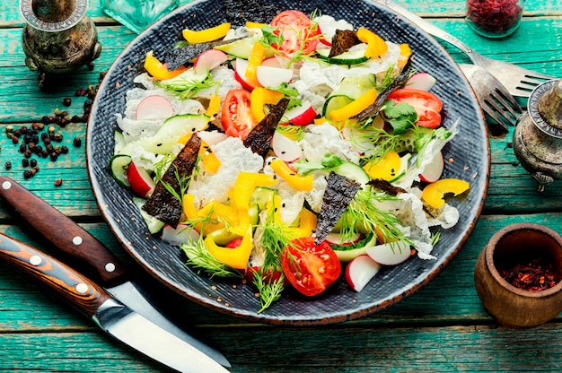 Gezonde verse groentesalade op rijstpapier. Plantaardige oosterse salade.