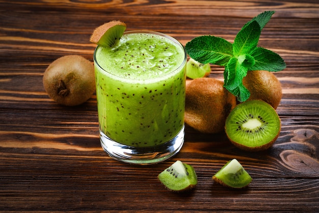 Gezonde verse kiwi smoothie in glas op houten