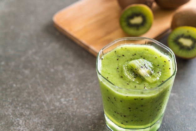 Gezonde verse kiwi smoothie in glas